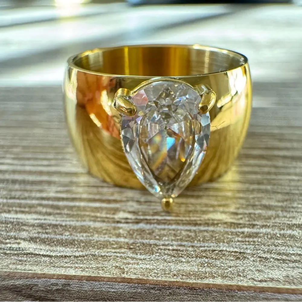Gold and Teardrop Ring A1509